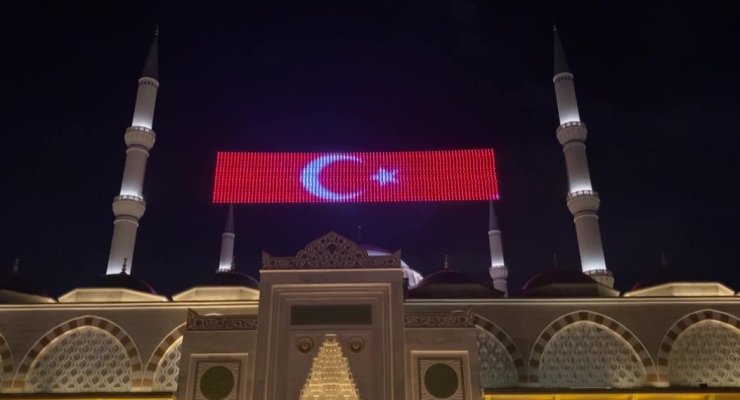 KADİR GECESİ’NDE BÜYÜK ÇAMLICA CAMİİ DOLDU TAŞTI