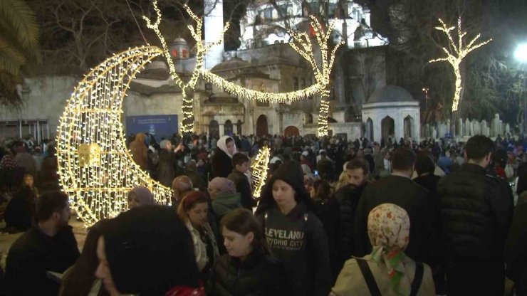 KADİR GECESİ NEDENİYLE BİNLERCE İNSAN EYÜPSULTAN CAMİİ’NE AKIN ETTİ