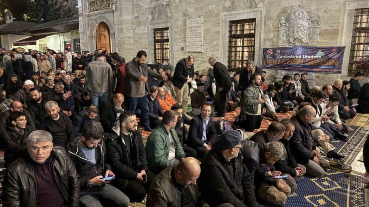 KADİR GECESİ NEDENİYLE BİNLERCE İNSAN EYÜPSULTAN CAMİİ’NE AKIN ETTİ