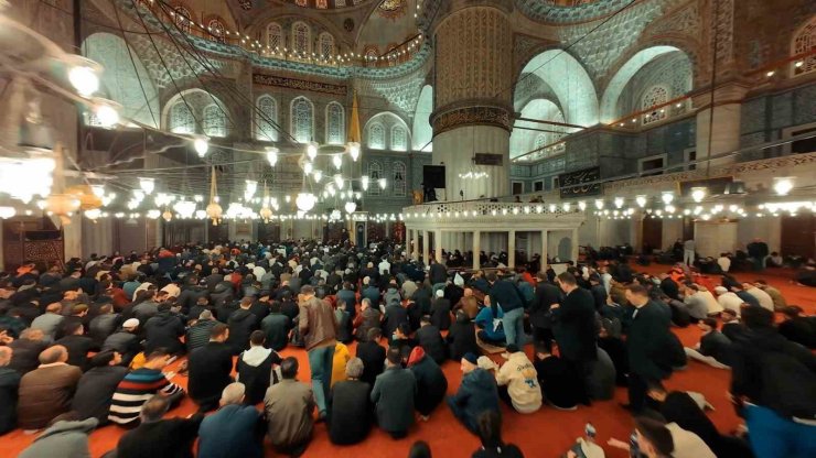 İSTANBUL’DAKİ CAMİLERDE KADİR GECESİ YOĞUNLUĞU HAVADAN GÖRÜNTÜLENDİ