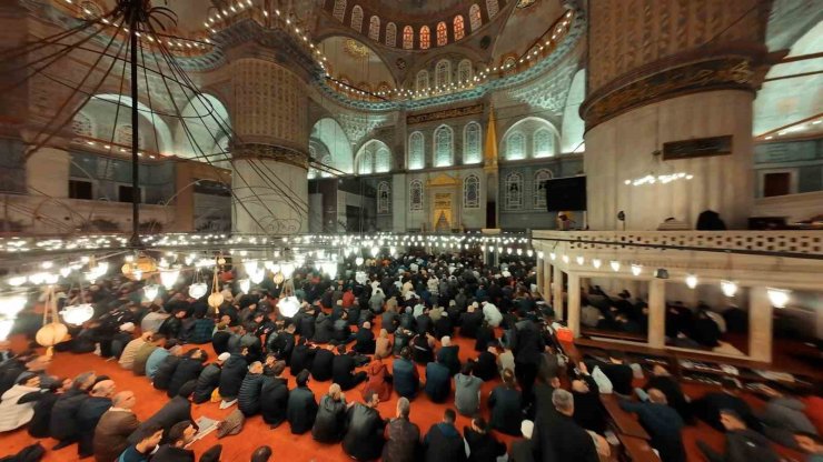 İSTANBUL’DAKİ CAMİLERDE KADİR GECESİ YOĞUNLUĞU HAVADAN GÖRÜNTÜLENDİ
