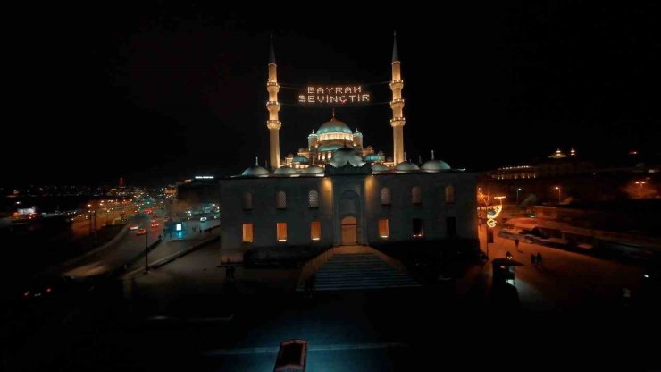 İSTANBUL’DAKİ CAMİLERDE KADİR GECESİ YOĞUNLUĞU HAVADAN GÖRÜNTÜLENDİ