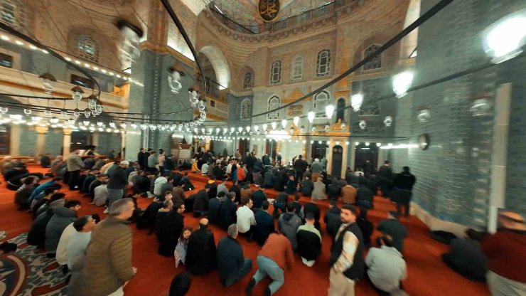 İSTANBUL’DAKİ CAMİLERDE KADİR GECESİ YOĞUNLUĞU HAVADAN GÖRÜNTÜLENDİ