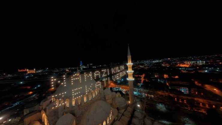 İSTANBUL’DAKİ CAMİLERDE KADİR GECESİ YOĞUNLUĞU HAVADAN GÖRÜNTÜLENDİ