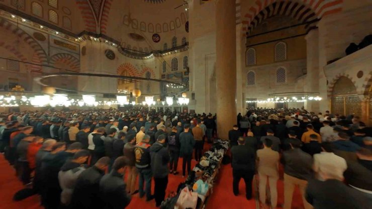 İSTANBUL’DAKİ CAMİLERDE KADİR GECESİ YOĞUNLUĞU HAVADAN GÖRÜNTÜLENDİ