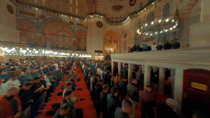 İSTANBUL’DAKİ CAMİLERDE KADİR GECESİ YOĞUNLUĞU HAVADAN GÖRÜNTÜLENDİ