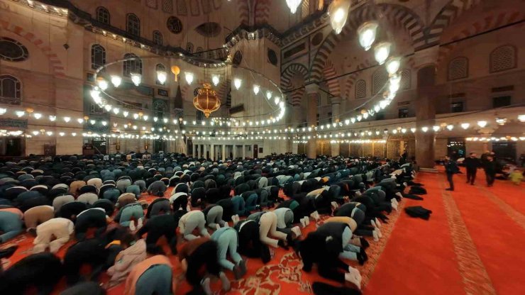 İSTANBUL’DAKİ CAMİLERDE KADİR GECESİ YOĞUNLUĞU HAVADAN GÖRÜNTÜLENDİ