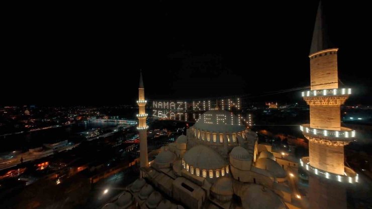 İSTANBUL’DAKİ CAMİLERDE KADİR GECESİ YOĞUNLUĞU HAVADAN GÖRÜNTÜLENDİ