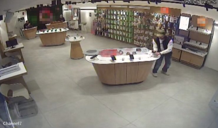 SULTANGAZİ’DE "ELDEN TAKSİT VAR MI" DİYEREK TELEFON ÇALDI: O ANLAR KAMERADA
