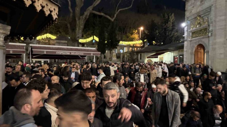 KADİR GECESİ NEDENİYLE BİNLERCE İNSAN EYÜPSULTAN CAMİİ’NE AKIN ETTİ