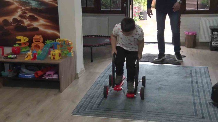 OTİZMLİ ÇOCUKLARI KENDİLERİNE YETEBİLECEK DÜZEYE HAZIRLIYOR