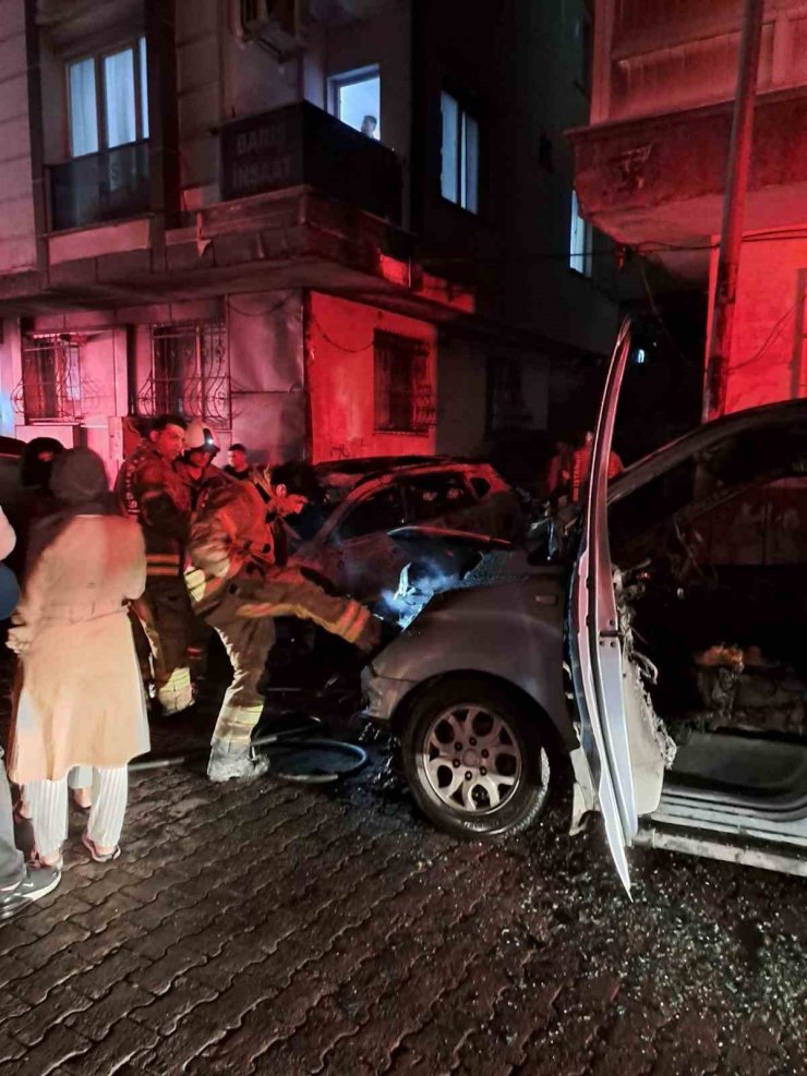 BAHÇELİEVLER’DE 5 ARAÇ ALEV TOPUNA DÖNDÜ