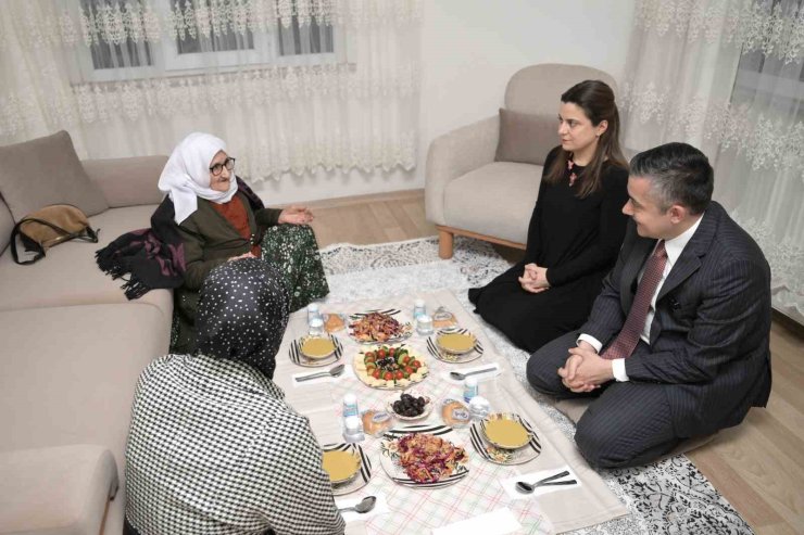 ESENYURT BELEDİYE BAŞKAN VEKİLİ AKSOY, GÜLİZAR TEYZENİN İFTAR SOFRASINA MİSAFİR OLDU