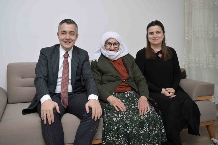 ESENYURT BELEDİYE BAŞKAN VEKİLİ AKSOY, GÜLİZAR TEYZENİN İFTAR SOFRASINA MİSAFİR OLDU