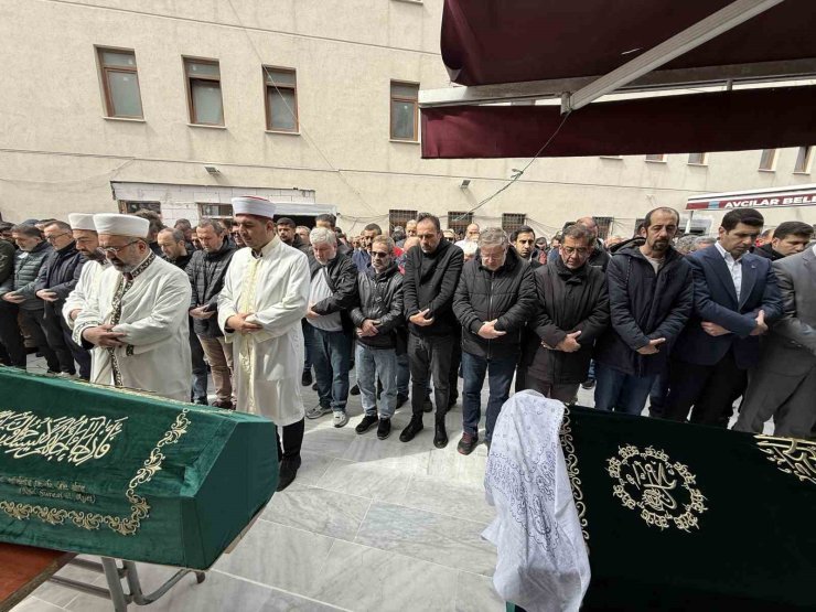 AVCILAR’DA ESKİ EŞİN ÖLDÜRDÜĞÜ, ANNE VE KIZI SON YOLCUĞUNA UĞURLANDI