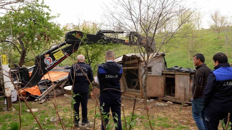 MALTEPE’DE DERE YATAĞINDAKİ KAÇAK YAPILAŞMALAR YIKILDI