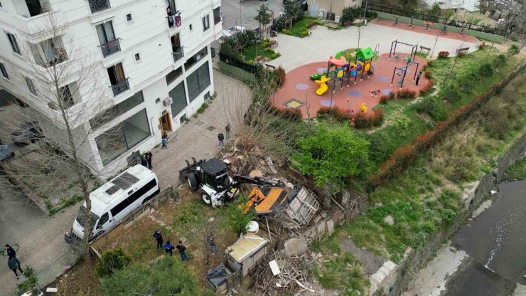 MALTEPE’DE DERE YATAĞINDAKİ KAÇAK YAPILAŞMALAR YIKILDI