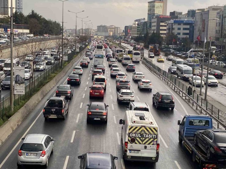 ANADOLU YAKASI’NDA HAFTANIN SON İŞ GÜNÜNDE TRAFİK YOĞUNLUĞU YAŞANDI
