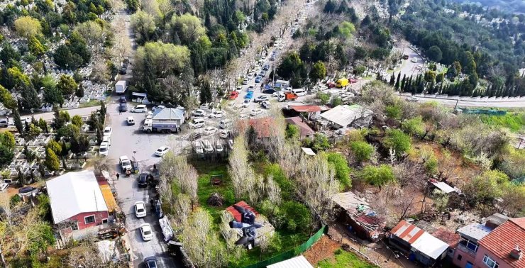 BAYRAM ÖNCESİ MEZARLIKLARDAKİ ARAÇ YOĞUNLUĞU HAVADAN GÖRÜNTÜLENDİ