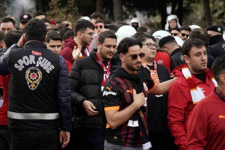 GALATASARAY TARAFTARI, DOLMABAHÇE’YE GELDİ