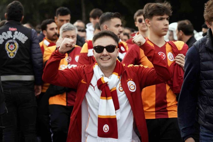 GALATASARAY TARAFTARI, DOLMABAHÇE’YE GELDİ