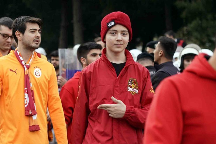 GALATASARAY TARAFTARI, DOLMABAHÇE’YE GELDİ