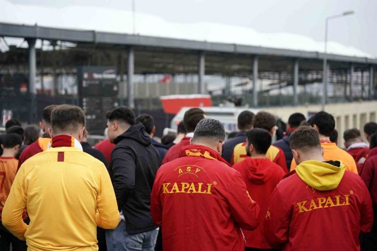 GALATASARAY TARAFTARI, DOLMABAHÇE’YE GELDİ