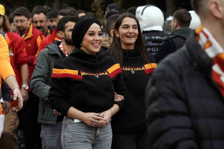 GALATASARAY TARAFTARI, DOLMABAHÇE’YE GELDİ
