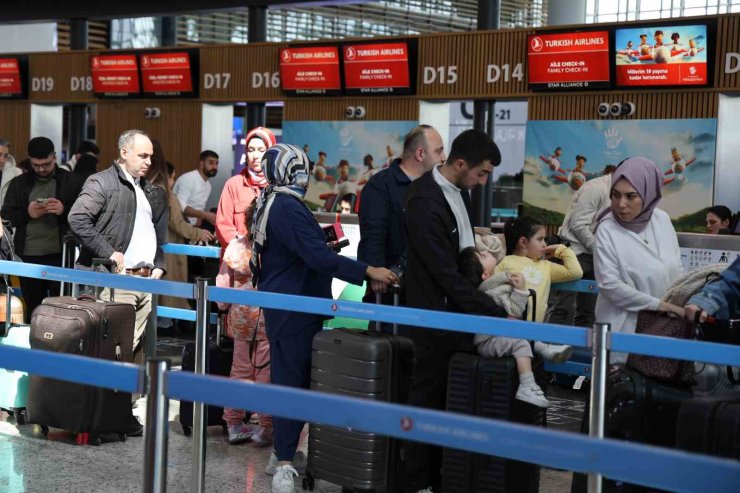 İSTANBUL HAVALİMANI’NDA BAYRAM YOĞUNLUĞU