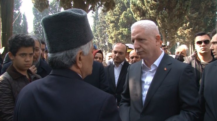 İSTANBUL VALİSİ DAVUT GÜL, EDİRNEKAPI ŞEHİTLİĞİ’Nİ ZİYARET ETTİ