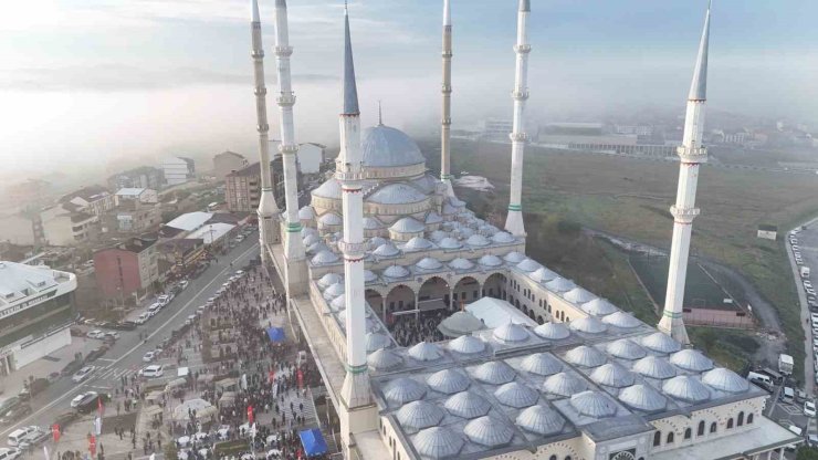 ARNAVUTKÖY BELEDİYESİ GELENEKSEL HALE GETİRDİĞİ BAYRAM SOFRALARINI BU SENE DE KURDU