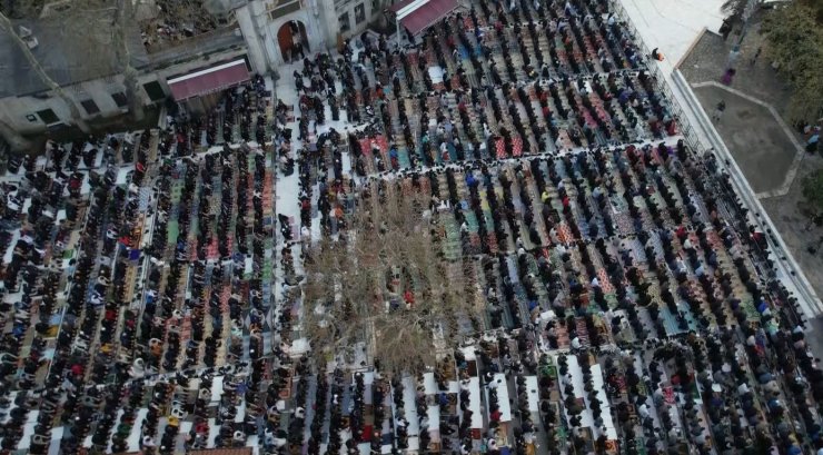 EYÜPSULTAN CAMİİ’NDE BAYRAM NAMAZI HAVADAN GÖRÜNTÜLENDİ