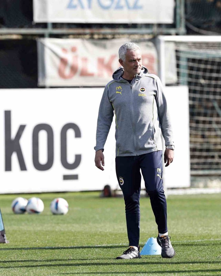FENERBAHÇE, GALATASARAY MAÇI HAZIRLIKLARINA BAŞLADI