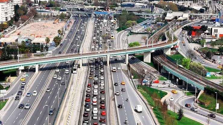İSTANBUL’DA BAYRAM TATİLİNDE TRAFİK YOĞUNLUĞU YÜZDE 80’E ULAŞTI