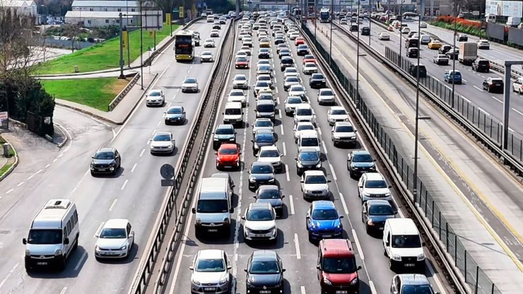 İSTANBUL’DA BAYRAM TATİLİNDE TRAFİK YOĞUNLUĞU YÜZDE 80’E ULAŞTI