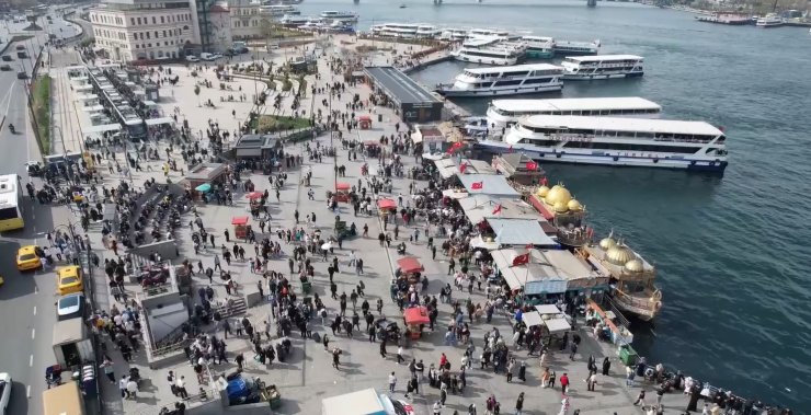 RAMAZAN BAYRAMI’NI İSTANBUL’DA GEÇİREN VATANDAŞLAR EMİNÖNÜ’NE AKIN ETTİ