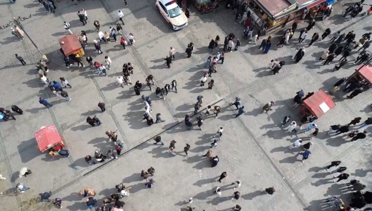 RAMAZAN BAYRAMI’NI İSTANBUL’DA GEÇİREN VATANDAŞLAR EMİNÖNÜ’NE AKIN ETTİ