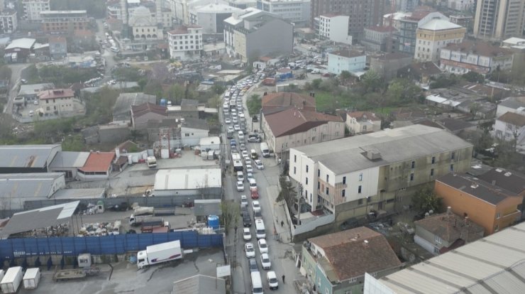 SULTANGAZİ’DE MEZARLIK YOLUNDA KİLOMETRELERCE TRAFİK OLUŞTU