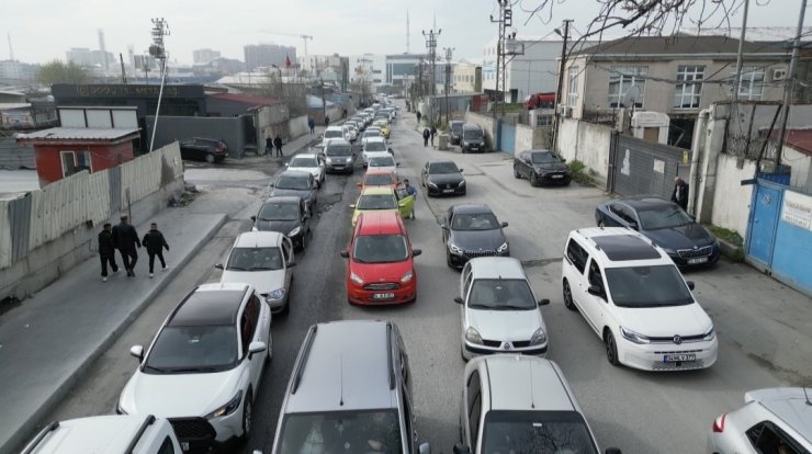 SULTANGAZİ’DE MEZARLIK YOLUNDA KİLOMETRELERCE TRAFİK OLUŞTU