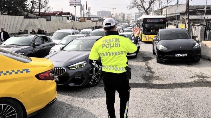SULTANGAZİ’DE MEZARLIK YOLUNDA KİLOMETRELERCE TRAFİK OLUŞTU