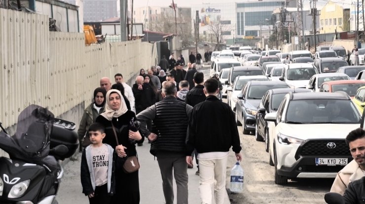 SULTANGAZİ’DE MEZARLIK YOLUNDA KİLOMETRELERCE TRAFİK OLUŞTU
