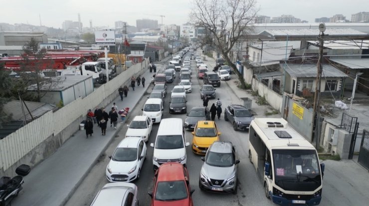 SULTANGAZİ’DE MEZARLIK YOLUNDA KİLOMETRELERCE TRAFİK OLUŞTU