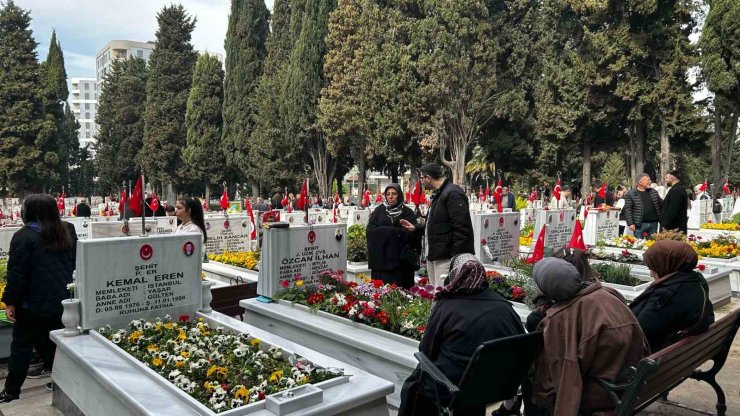 EDİRNEKAPI ŞEHİTLİĞİ’NDE BURUK BAYRAM