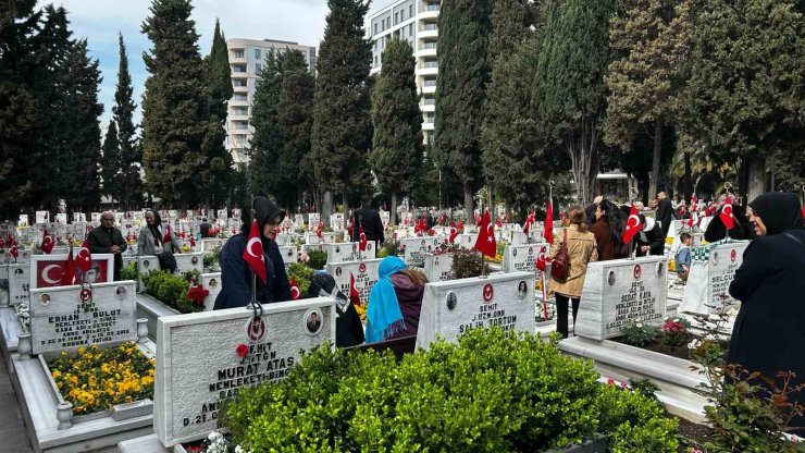 EDİRNEKAPI ŞEHİTLİĞİ’NDE BURUK BAYRAM