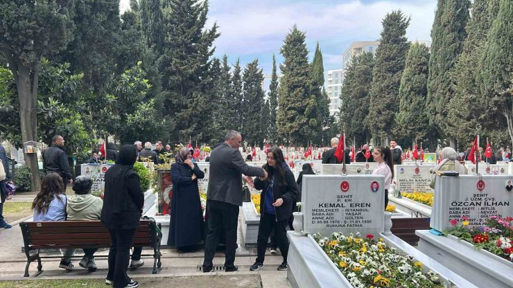 EDİRNEKAPI ŞEHİTLİĞİ’NDE BURUK BAYRAM