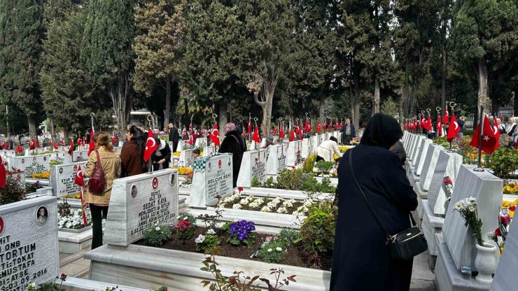 EDİRNEKAPI ŞEHİTLİĞİ’NDE BURUK BAYRAM