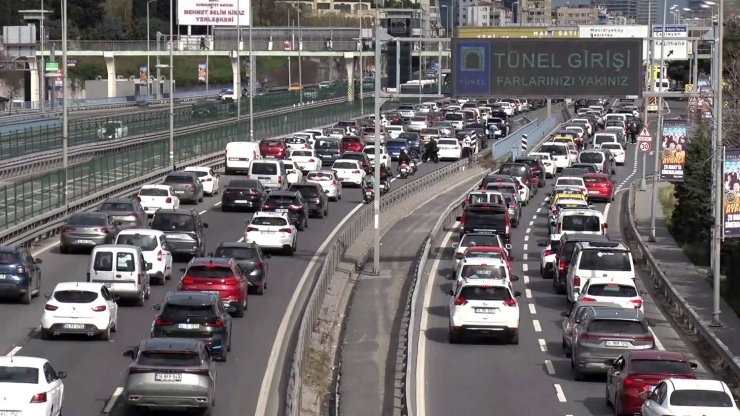 BAYRAMIN İKİNCİ GÜNÜNDE İSTANBUL’DA TRAFİK YOĞUNLUĞU YAŞANIYOR