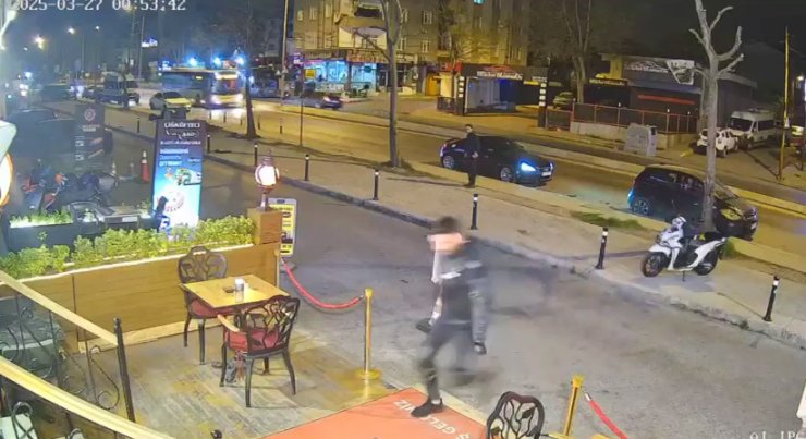 PENDİK’TE HUSUMETLİLERİNİN DÜKKANINA ATEŞ AÇAN ŞAHISLAR MÜŞTERİLERİ VURDU: 1 ÖLÜ, 2 YARALI