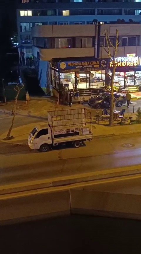 PENDİK’TE HUSUMETLİLERİNİN DÜKKANINA ATEŞ AÇAN ŞAHISLAR MÜŞTERİLERİ VURDU: 1 ÖLÜ, 2 YARALI