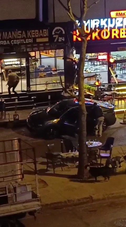 PENDİK’TE HUSUMETLİLERİNİN DÜKKANINA ATEŞ AÇAN ŞAHISLAR MÜŞTERİLERİ VURDU: 1 ÖLÜ, 2 YARALI